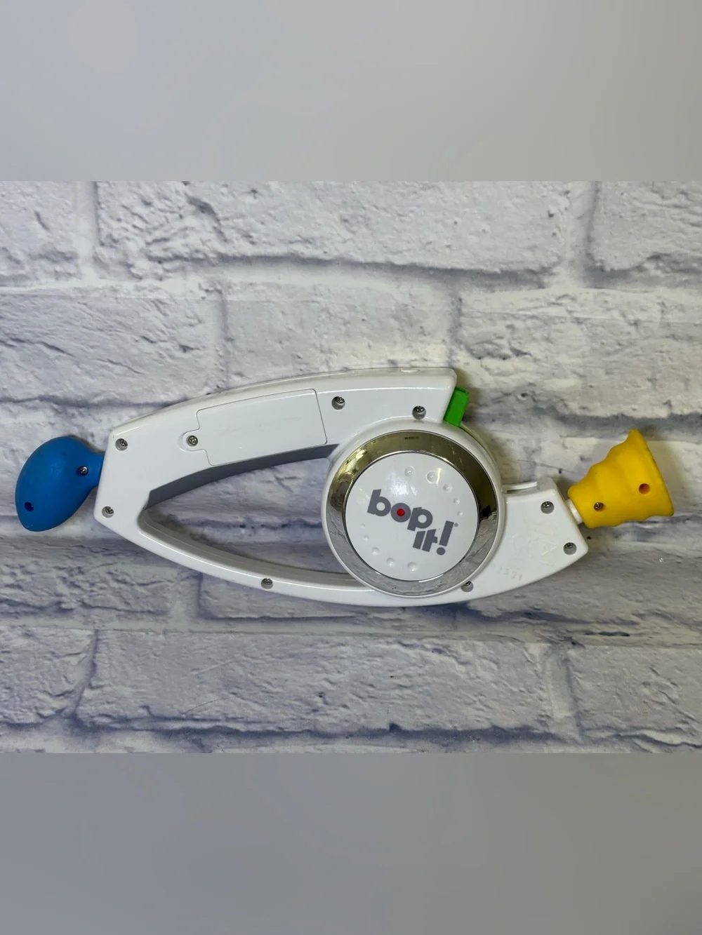 Bop It Talking Handheld Electronic Reflex Game White 2008 Hasbro Shout Out Works